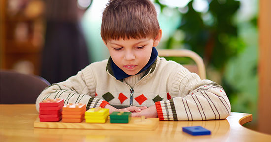 پرستار کودک در منزل | کودکان دچار اوتیسم چه خصوصیاتی دارند؟