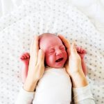 پرستار سلام عکس نوزاد تازه متولد شده در بیمارستان